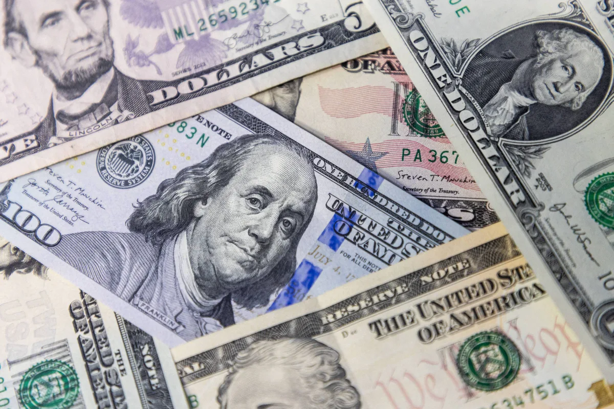 Dólar abre em alta com tensão no Oriente Médio