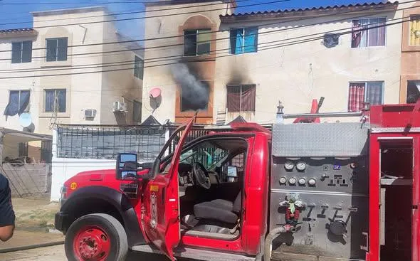 Fuego consume departamento en condominios Manhattan de Torreón; habitante salva la vida
