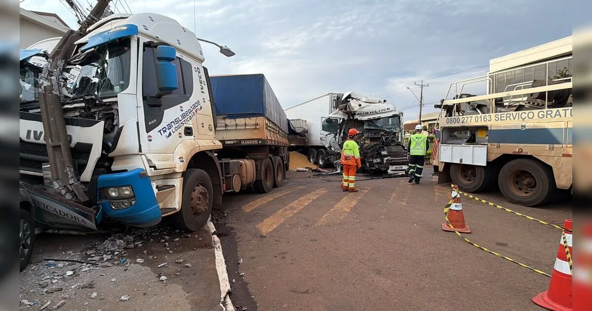 Engavetamento com quatro carretas e dois carros deixa feridos no Paraná