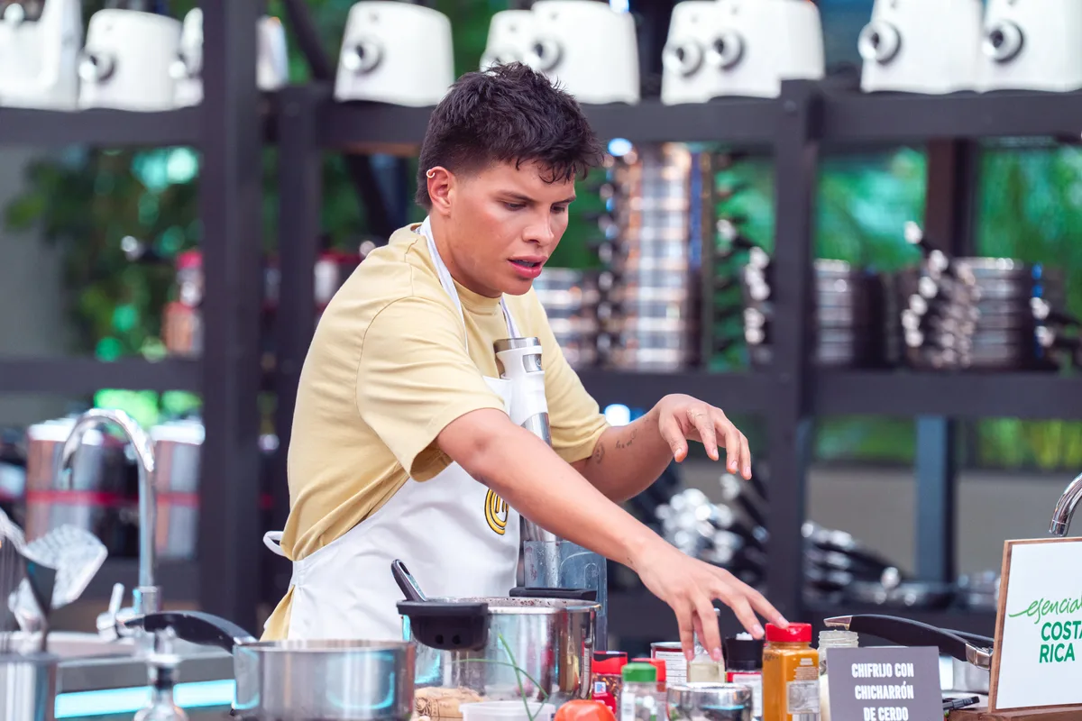 Emiro Navarro dejó sin palabras a sus compañeros de ‘MasterChef Celebrity’ con las dificultades de su infancia: “A mí me ponían a vender bolis”