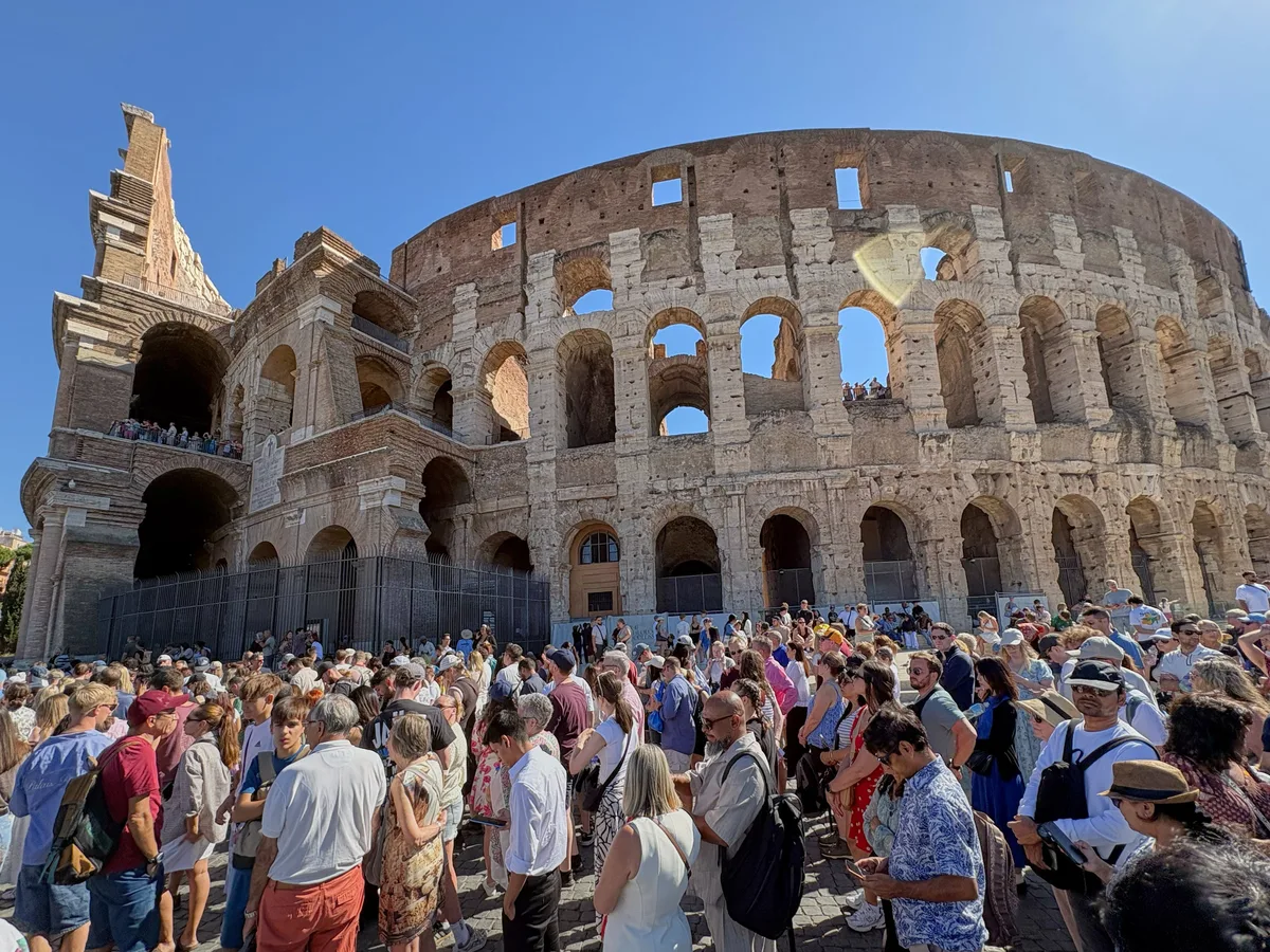 La trágica caída de un obrero de 22 años desde el Coliseo conmocionó a Italia y desató una fuerte polémica