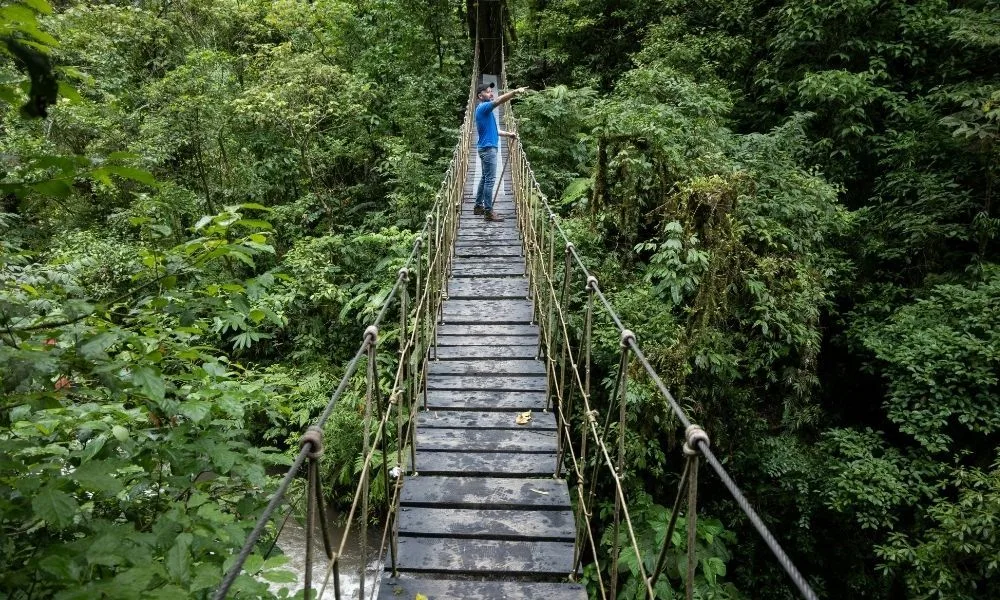 Como o ecoturismo afeta os biomas e quais os cuidados com a natureza ao fazer acampamento e trilhas no feriado de 7 de setembro