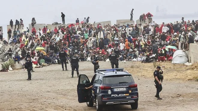 Vuelven a desalojar a más de mil migrantes de la playa de El Trampolín en Ceuta