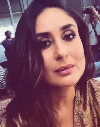 Kareena Kapoor posts selfie from her day at work