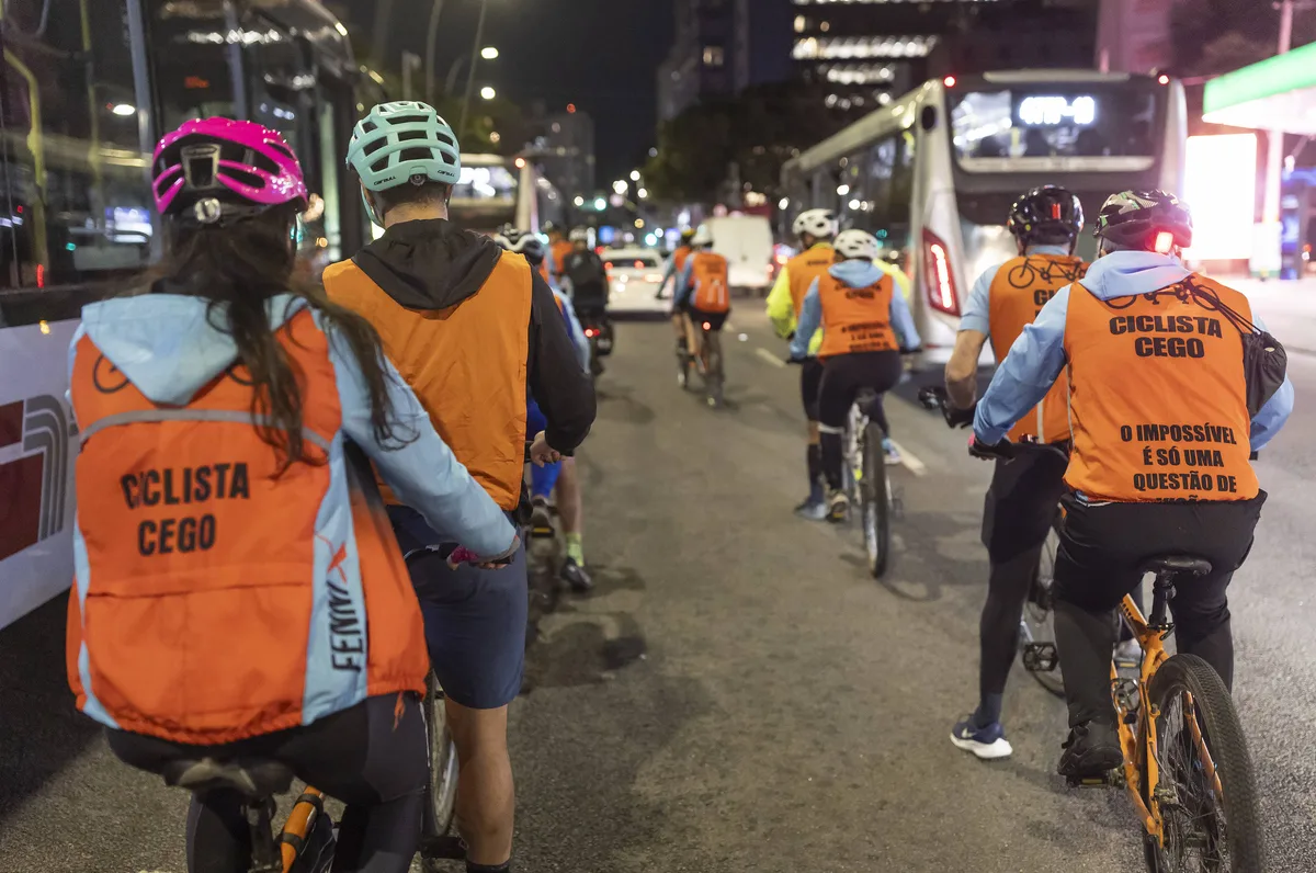 Com bikes de dois lugares, grupo leva pessoas cegas para pedalar por São Paulo