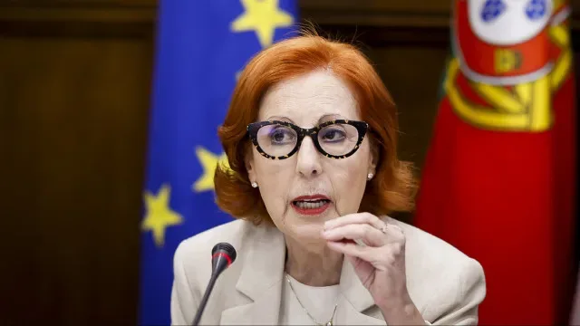 Ministra alerta: "Um dia acordamos e não há combustíveis"