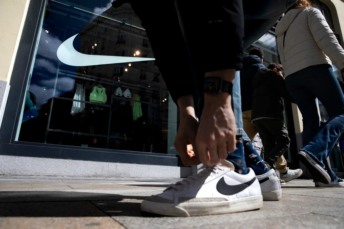 ¿Qué pasa con Nike? Hoy pierde su lugar en el S&P 100 tras casi 18 años: "Impactará en su imagen"