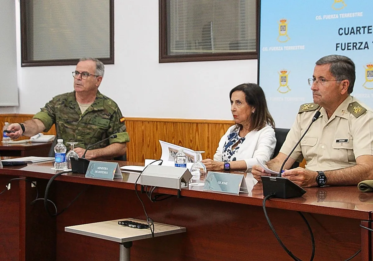 Margarita Robles destaca el «orgullo de la Fuerzas Armadas» en su visita al Cuartel General del Ejército de Tierra en Sevilla