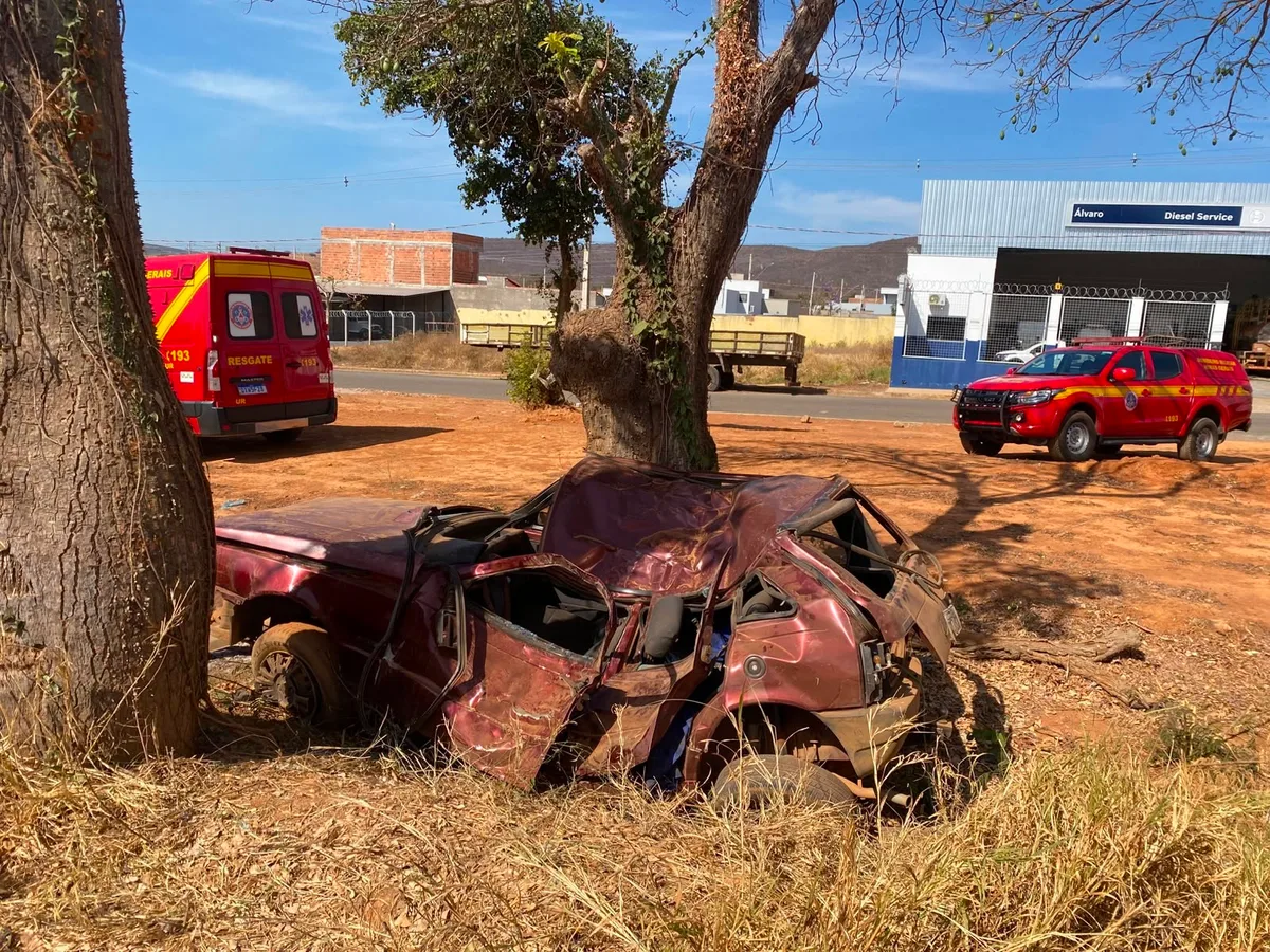 Jovem fica ferido após carro sair da pista e bater em árvores em Janaúba
