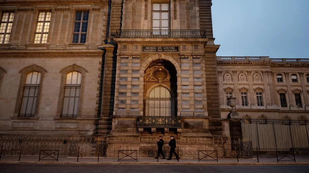 France: un an après le casse du Louvre, où en est la sécurité dans les musées?