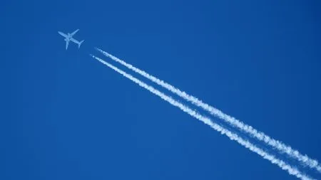 Britische Regierung testet Methoden zur Vermeidung von Kondensstreifen – mit KI