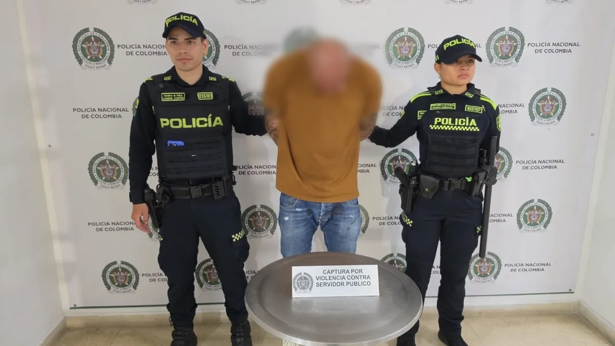 Hombre golpeó a tres agentes de tránsito durante un operativo en Sabaneta, Antioquia: en video quedó la agresión y la captura