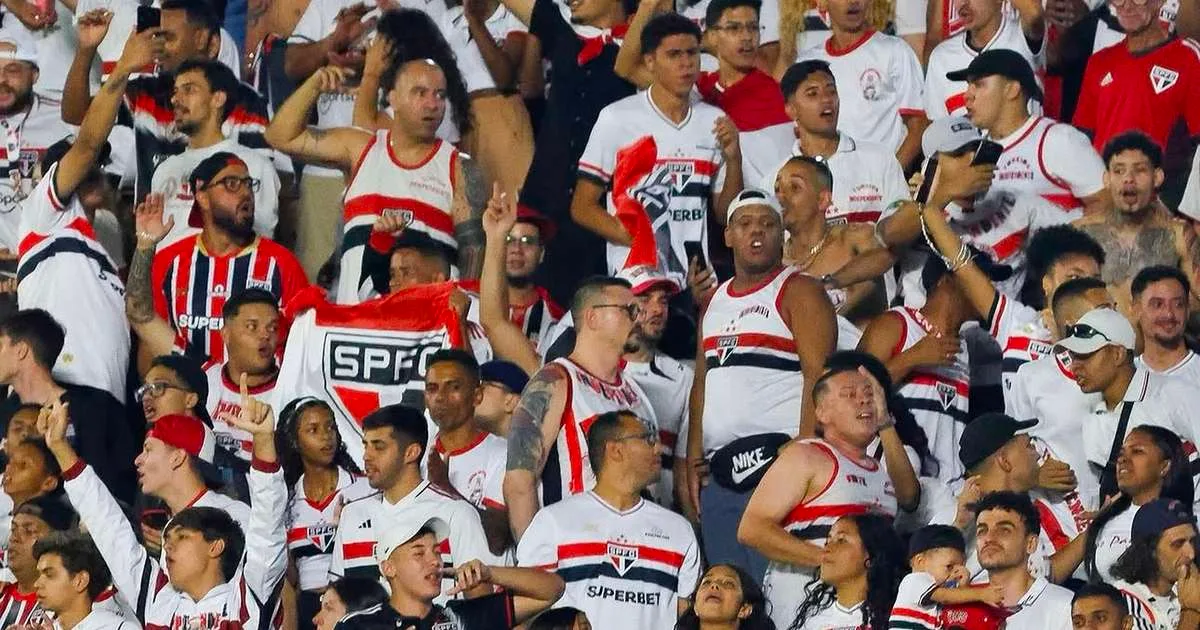 Torcida do São Paulo protesta após empate contra o Coritiba