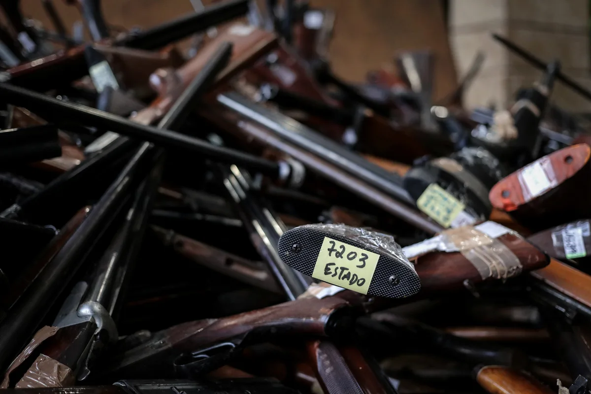 Tem uma arma em casa e não quer renovar a licença? Saiba o que fazer e quais os prazos