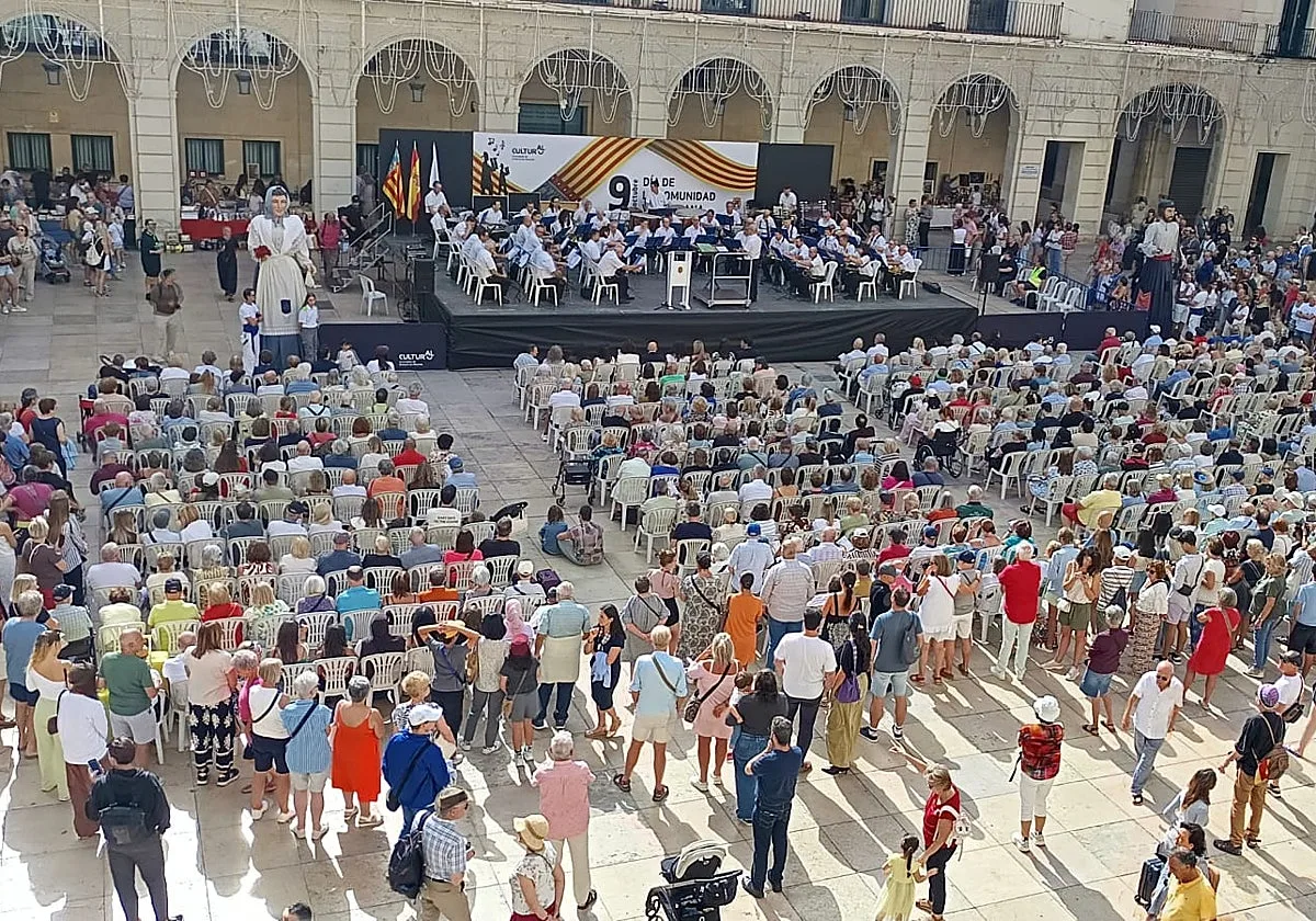 Barcala, en el '9 d'Octubre': «Expresamos nuestra identidad en castellano y en valenciano»