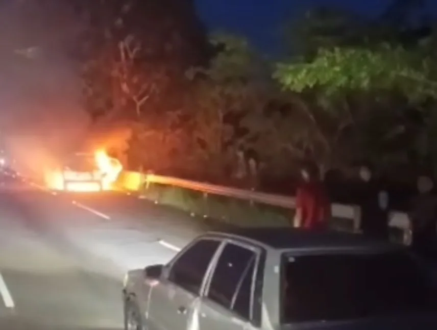 Incendio consumió vehículo en avenida Leopoldo Sucre Figarella