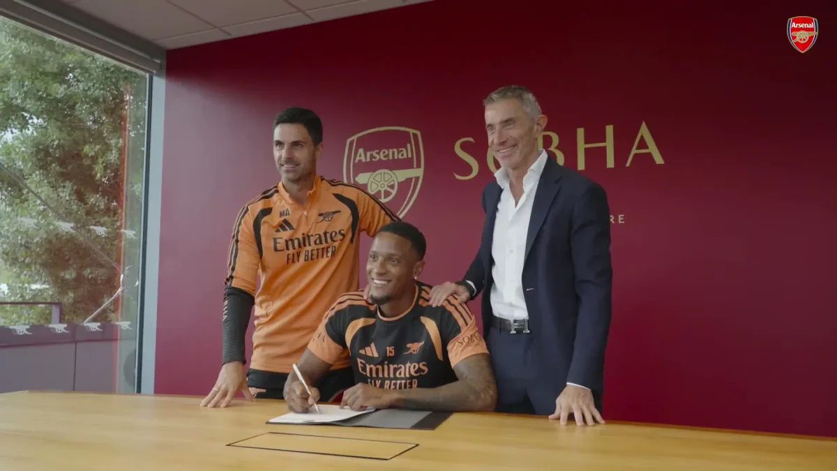Bastidores: o primeiro dia de Konsa no Arsenal