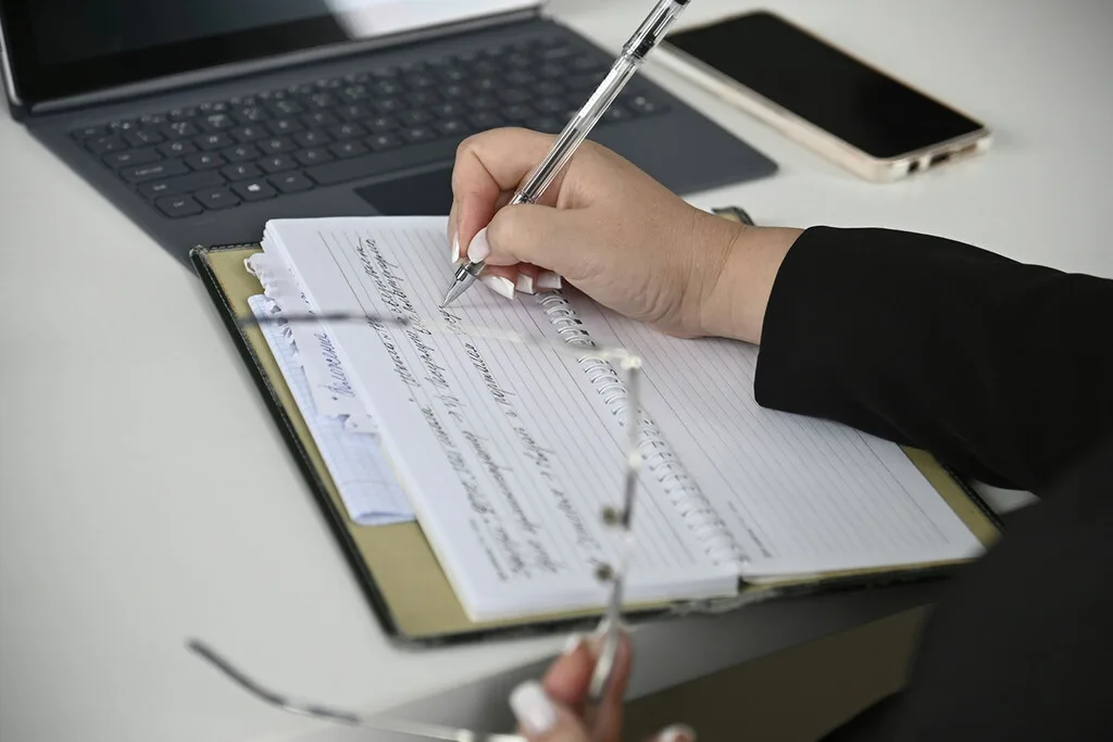 Anthropic ofrece 172.000 euros al año a alguien que quiera hacer exactamente el trabajo que debería hacer un agente de IA
