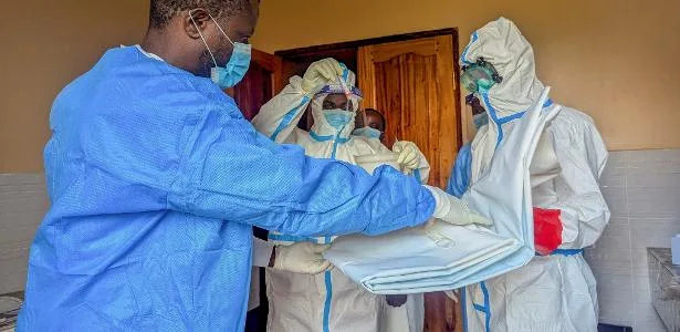 Sintomas semelhantes à malária atrasou alerta de ebola na RDC, diz premiê
