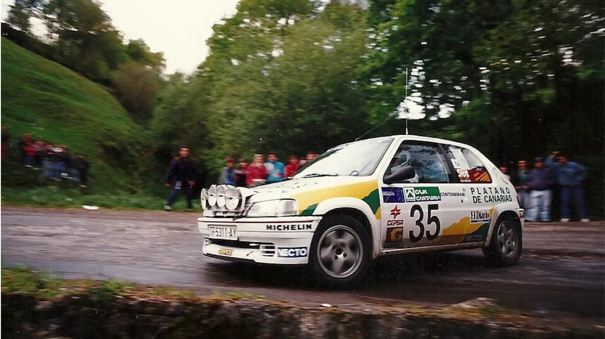 Un campeón de rally abandonó su casa y casi 30 años después encontraron una reliquia inesperada: su Peugeot 106 de competición