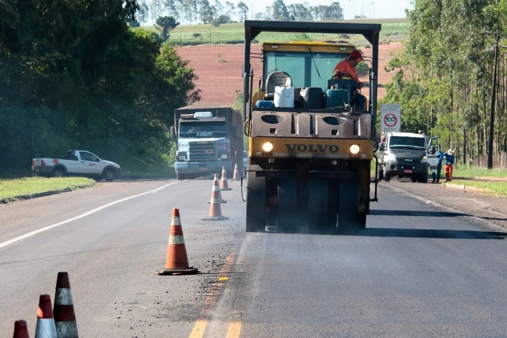 Trabalhador cai dentro de caminhão de piche de asfalto e morre em obra na BR-163