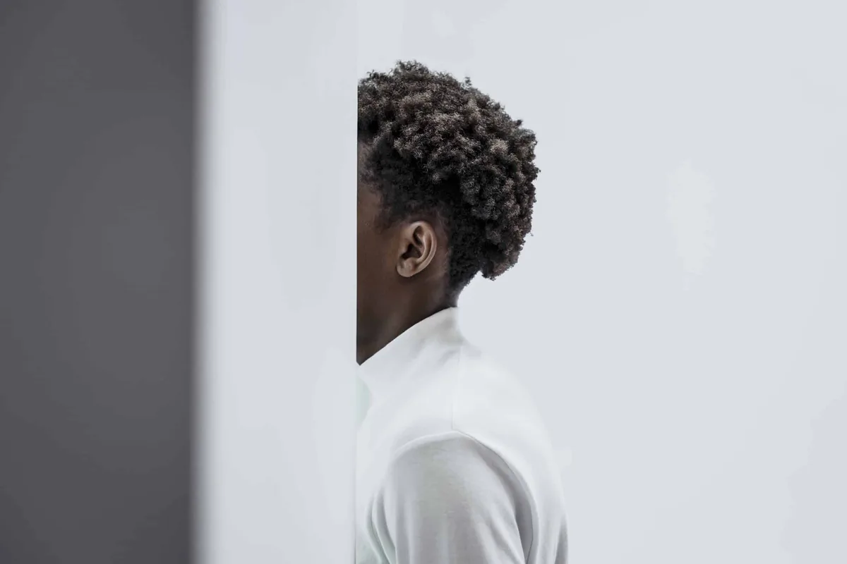 Justiça condena empresa após trabalhador negro ser obrigado a cortar cabelo e barba