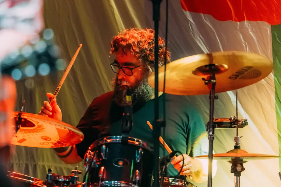 Baterista do Los Hermanos celebra 25 anos de ‘Bloco do Eu Sozinho’ com show em Goiânia