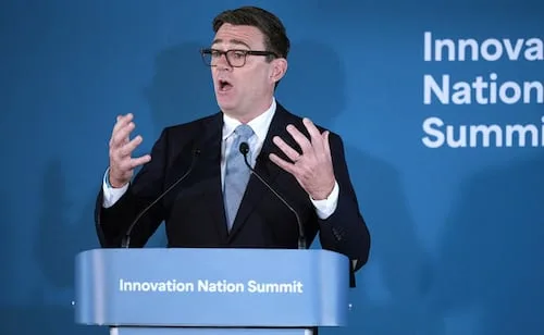 Primer ministro británico afirma injerencia rusa en el Brexit; exige dejar constancia