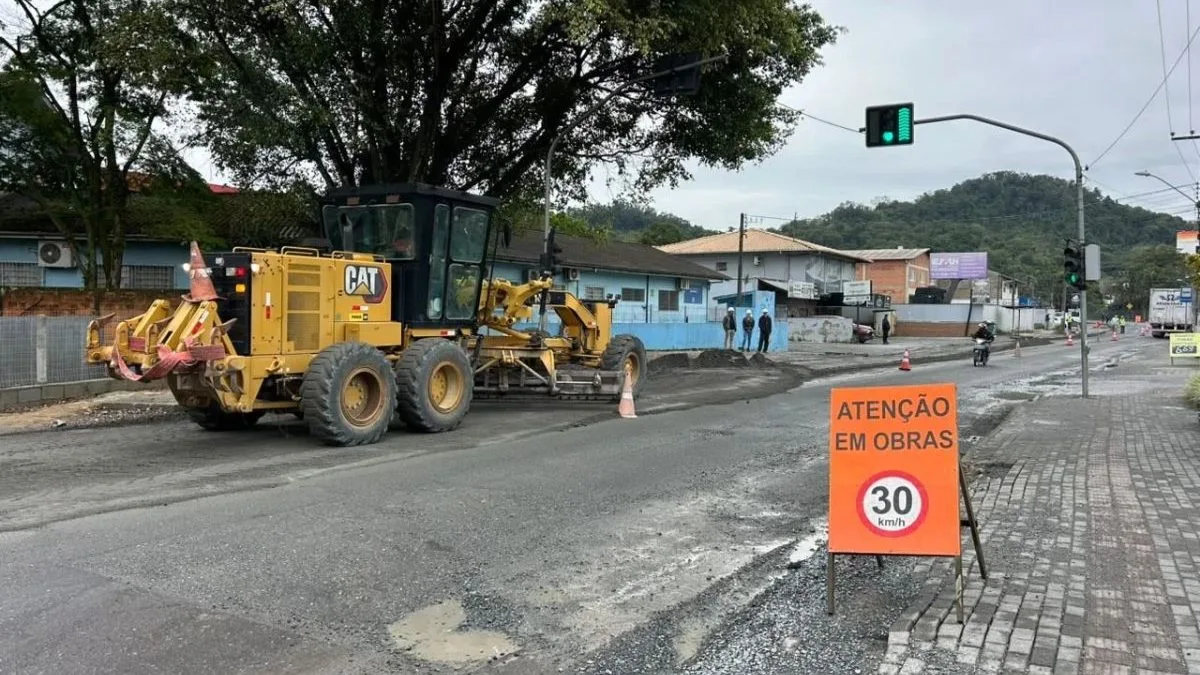 Após meses de espera, obra de recuperação emergencial do asfalto de rua estratégica vai alterar trânsito e linhas de ônibus em Blumenau