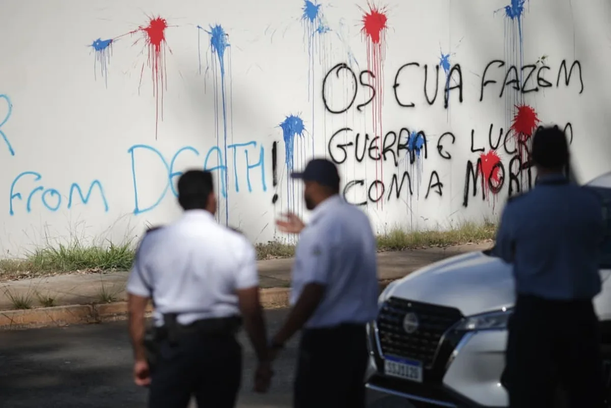 "Lucram com a morte": Embaixada dos EUA em Brasília amanhece pichada