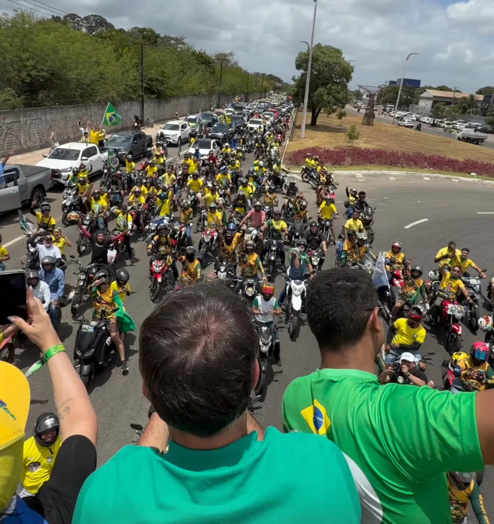 Flávio faz carreata no MA com quadro de Jair e parada na Havan; veja