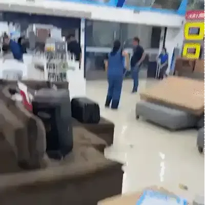 Loja de móveis e eletrodomésticos alaga e tem produtos destruídos em Rio Verde