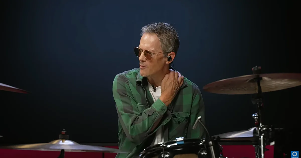 Primeiro baterista do Pearl Jam volta aos holofotes em meio a mistério sobre substituto de Matt Cameron
