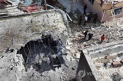 이란 결혼식장 덮쳐 72명 사상 낸 폭탄…전문가 "미군무기 맞아"