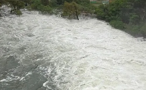 Crecida de presa La Boca activa desfogue de emergencia en Nuevo León; lluvias provocan 52 vehículos varados y 21 inundaciones