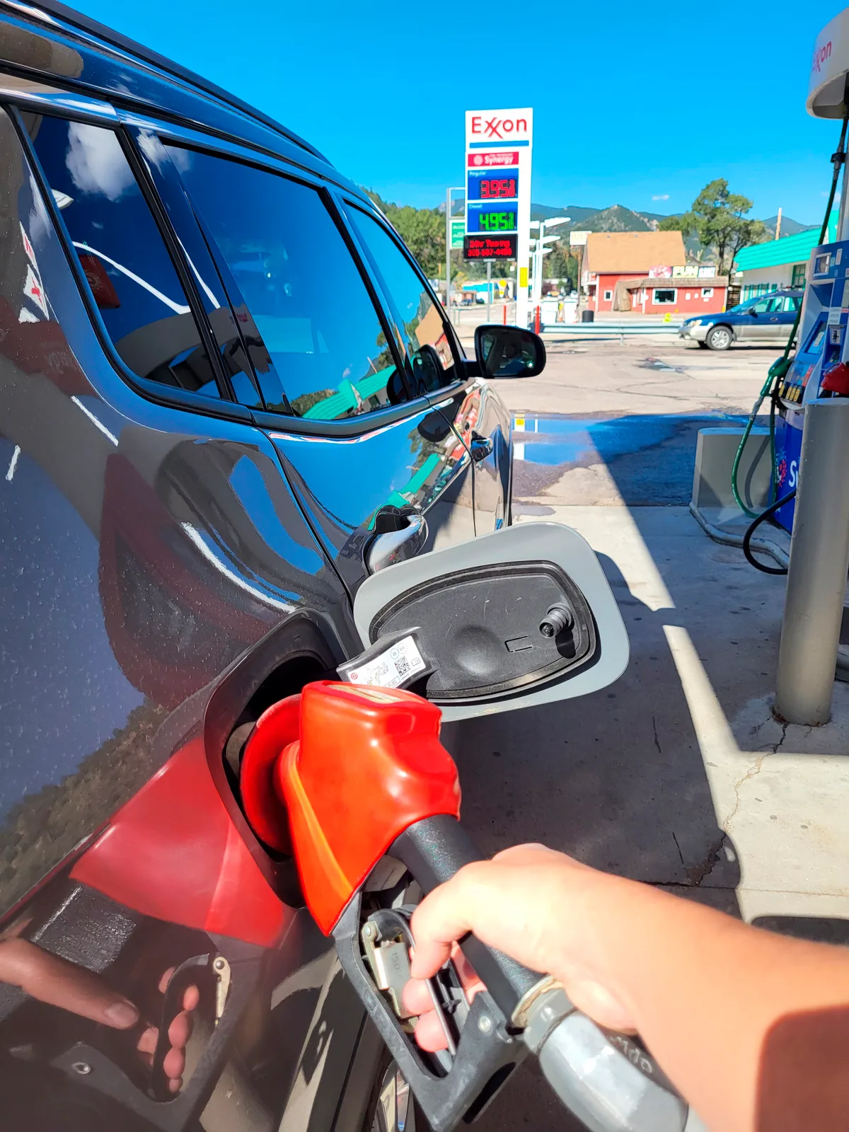 Los carburantes esperan en zona de máximos la operación retorno