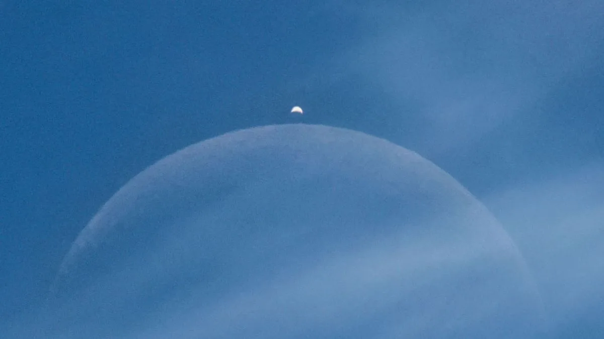 La Nasa publie sur son site cette photo d’un rare alignement Lune-Vénus prise en plein jour depuis l’Ain