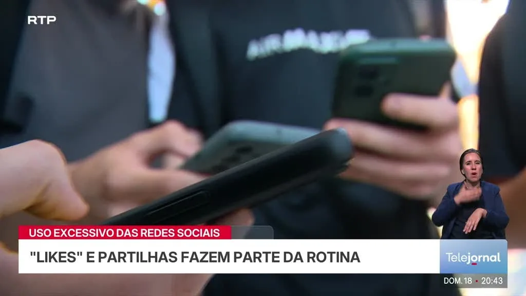 Uso excessivo das redes sociais. Muitos jovens passam sete a oito horas por dia no telemóvel