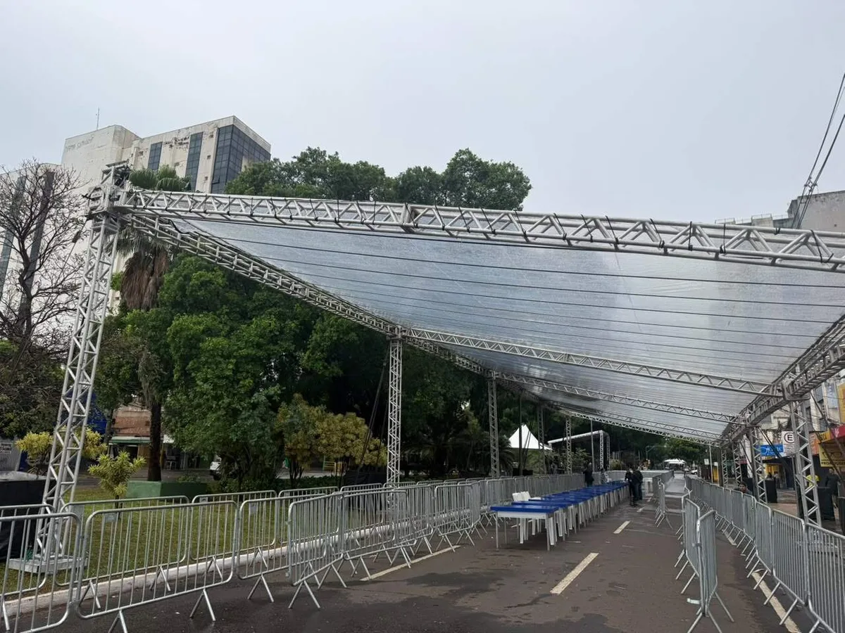 Sem desfile, entrega do bolo é mantida como prêmio de consolação à população