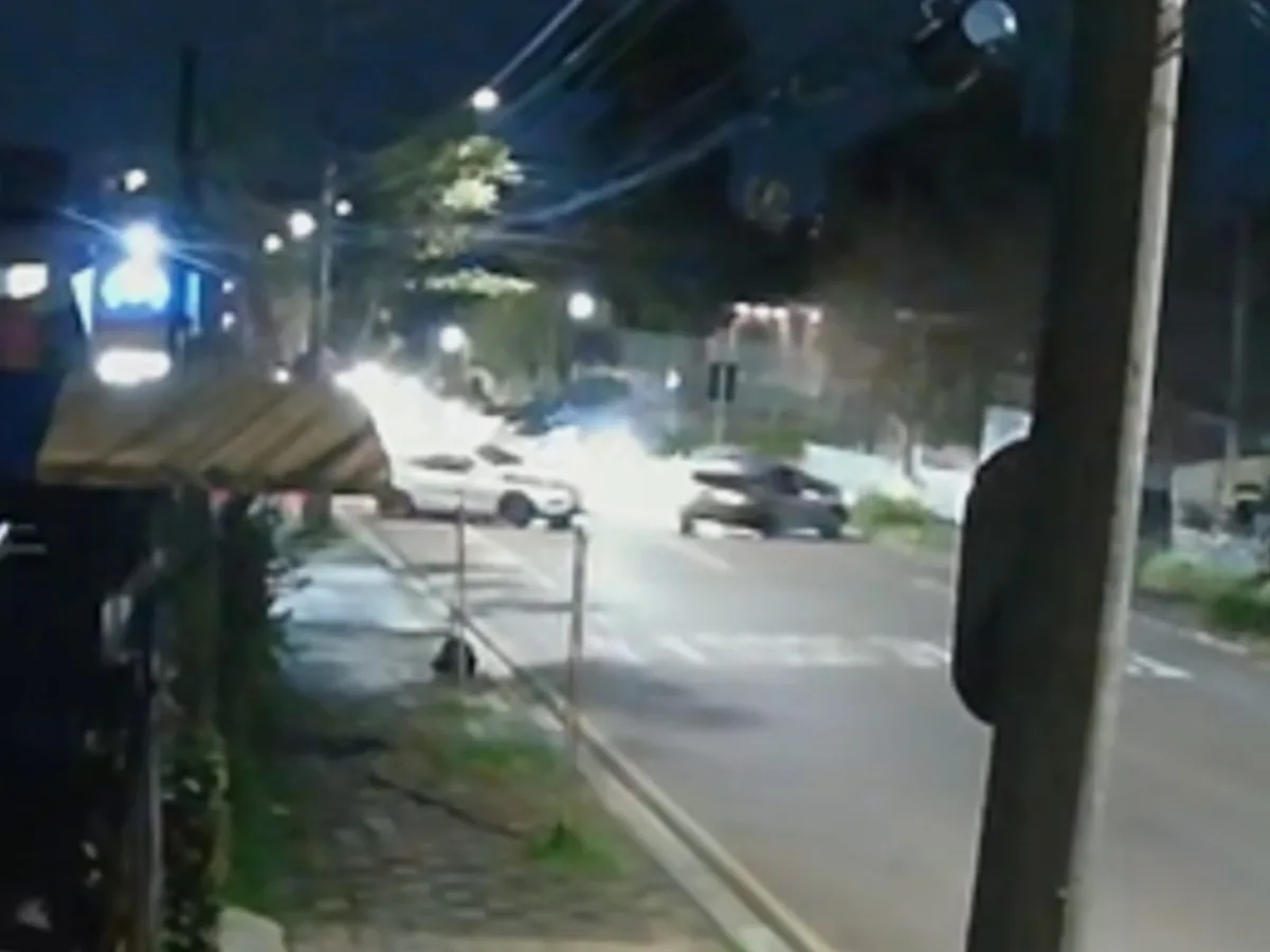 Vídeo mostra Mercedes em alta velocidade antes de acidente com HB20 no Santa Quitéria; cinco ficam feridos