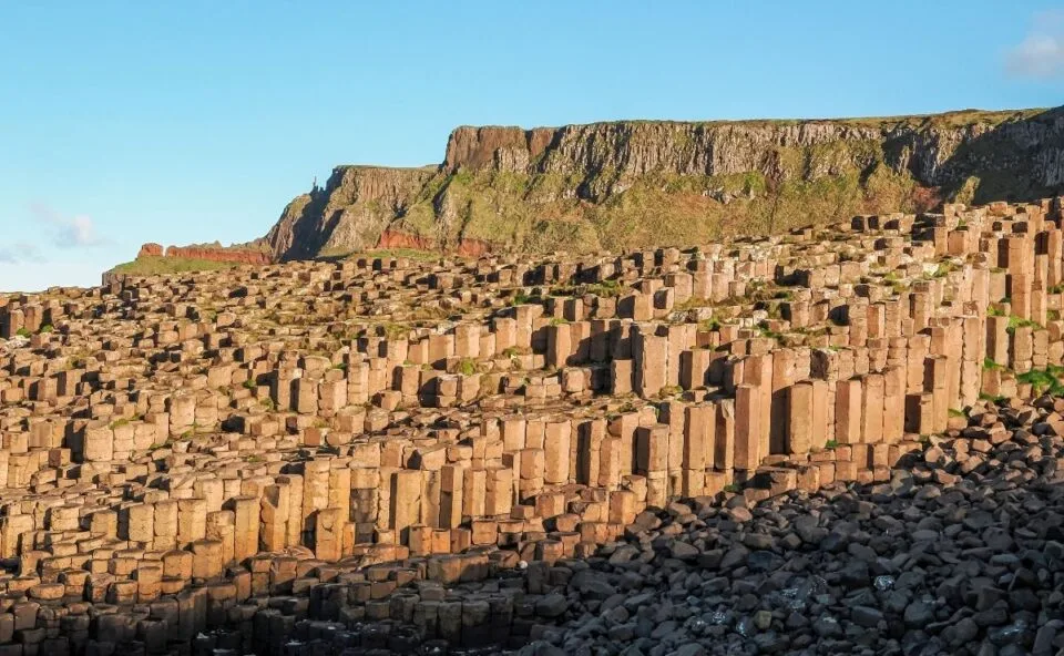 Mais de 10 mil moedas são retiradas da Calçada dos Gigantes, Patrimônio Mundial em que pessoas faziam oferendas todos os dias