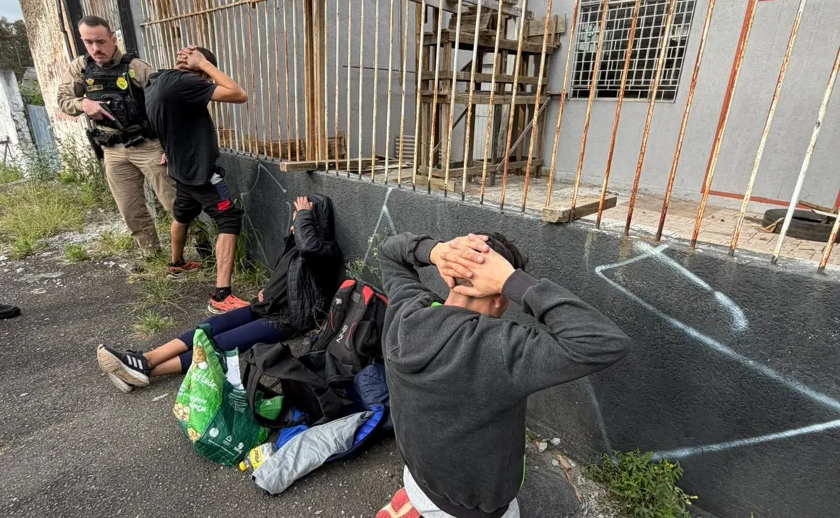 Assaltantes arrastam vítima durante roubo de celular e acabam presos em Curitiba