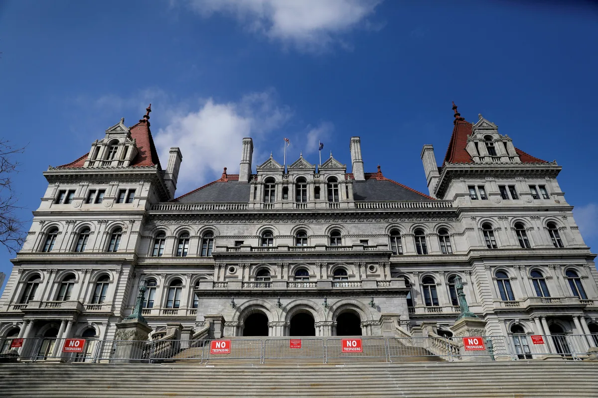 Arrestan a una mujer por planear un atentado con bomba contra el Capitolio del estado de Nueva York