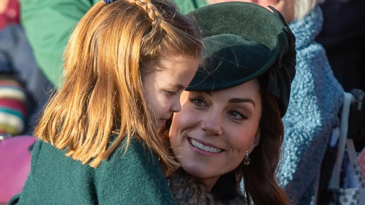 Kate Middleton y la princesa Charlotte, sorprendidas viajando en el metro de Londres