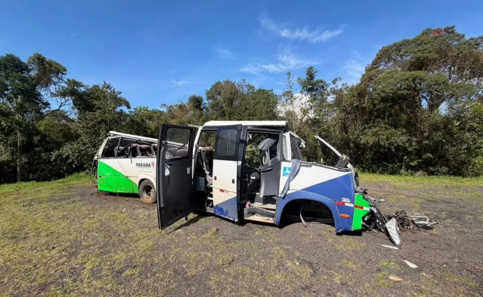 Menino de 6 anos sobrevive a tragédia que matou 23 pessoas após micro-ônibus bater contra caminhão na BR-373, no Paraná