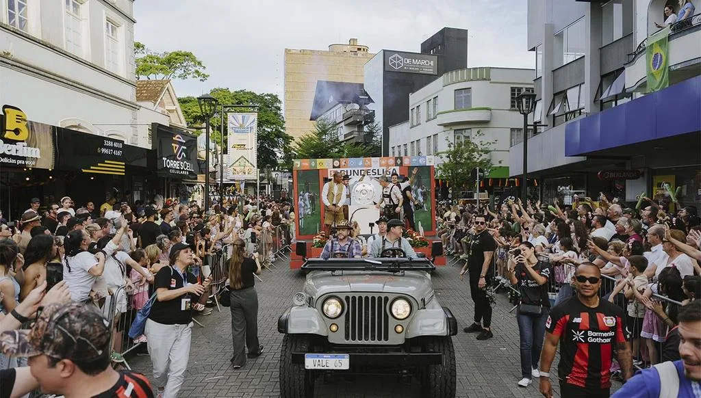 Paulo Sergio e Jorginho levam Bayer 04 ao desfile da Oktoberfest Blumenau