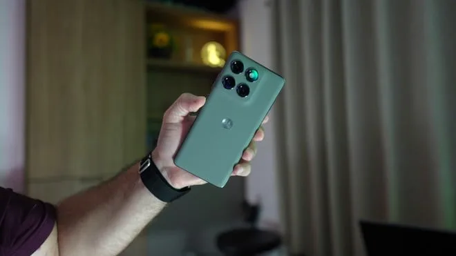 Edge 60 Pro fica mais barato com tela pOLED, boa bateria e alto desempenho