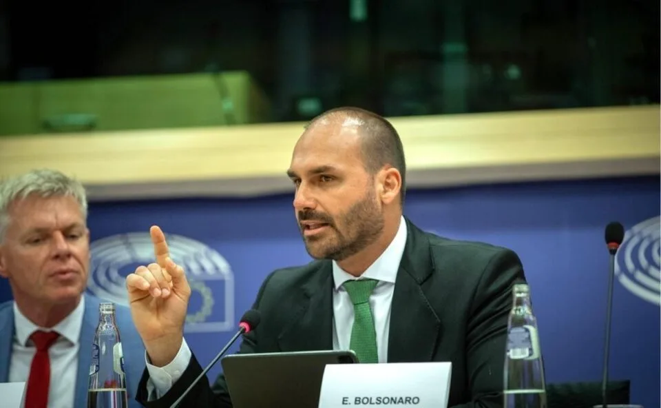 Moraes determina prisão de Eduardo Bolsonaro e cancela passaportes; entenda a decisão