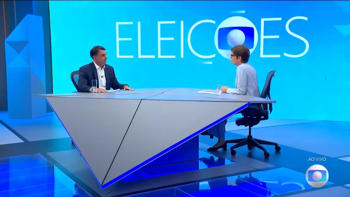 No JN, Flávio foge de escândalos, espalha fake news sobre Lula e troca acusações sobre influência de Vorcaro