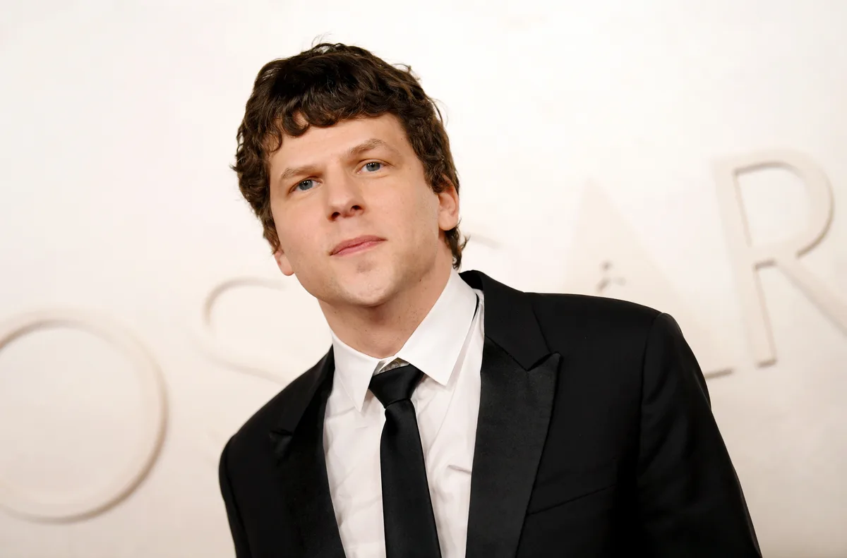 Jesse Eisenberg Reveals Thoughts On ‘The Social Reckoning’ & Why He Turned Down Zuckerberg Role